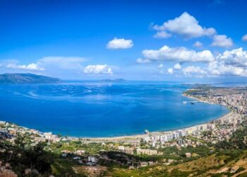 “Express”: Shqipëria, destinacioni i ri mesdhetar që turistët nuk duhet të humbasin në 2025