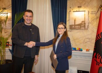 Pesë qytetarë betohen për shtetësinë, Veliaj: I bashkohen energjisë së jashtëzakonshme të Tiranës