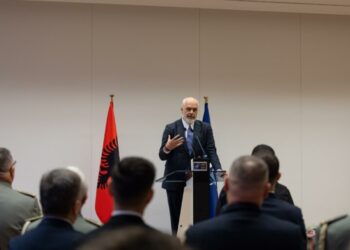 Takimi me stafin civil e ushtarak shqiptar në NATO, Rama nuk kursen batutat: Kushedi sa italianë e gjermanë keni lënë pa punë!