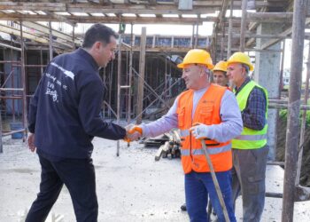 Veliaj inspekton “Mustafa Greblleshin” dhe “Sandër Prosi”: Me mure rrethuese dhe terrene të reja sportive për fëmijët