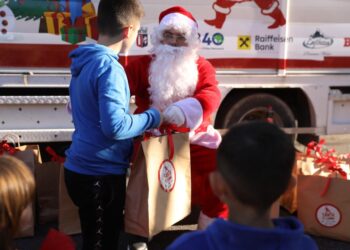 FOTO / “Santa Claus” vjen në Tiranë, Bashkia shpërndan dhurata për fëmijët e familjeve në nevojë