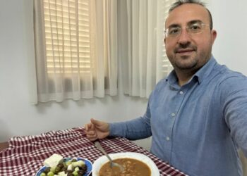 Me fasule dhe sallatë me ullinj, ironizon Korreshi: Natë e lodhshme në komisariat, ja si e prita procedimin nga policia