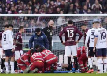 Tjetër moment paniku në Serie A, lojtari përfundon i shtrirë në tokë, mjekët vrapojnë në fushë