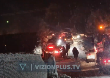 Kaos në bypassin e Murrizit/ Makina në kanal, të bllokuara në rrugë dhe njerëz që ecin në këmbë