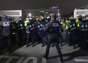 Shpalli ligjin e luftës, Parlamenti i Koresë së Jugut “rrëzon” presidentin, kërkon largimin e ushtrisë
