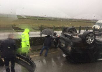Aksident me tre të plagosur në Peshkopi, makina rrëshket e përfundon jashtë rrugës