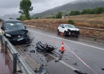 Tjetër aksident i rëndë në vend, humb jetë një person nga përplasja e dy makinave në aksin Pogradec- Qafë Thanë