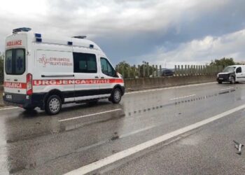 Aksident fatal në Lushnjë, furgoni përplas për vdekje 79-vjeçarin