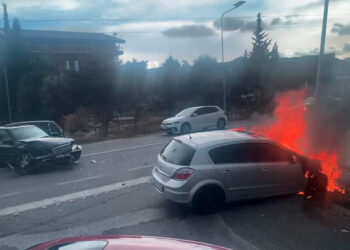 Përplasen dy makina në aksin Lezhë-Laç, njëra përfshihet nga flakët