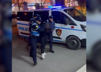 Dogjën qëllimisht dy automjete në Durrës, arrestohen 18-vjeçarët