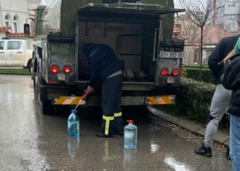 Veriu i Kosovës furnizim me ujë me autobote, Shqipëria ndihmon Kosovën me energji elektrike