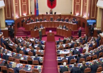 Tensione në Kuvend, PD-Manastirliut: Jep dorëheqjen. Ministrja: Ju e latë arsimin në shkretëtirë