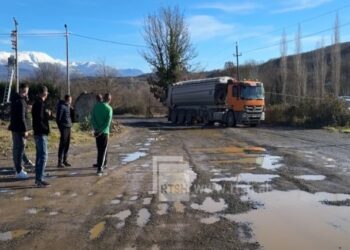 Degradimi i aksit Rrëshen–Burrel, banorët e 10 fshatrave përshkallëzojnë protestën