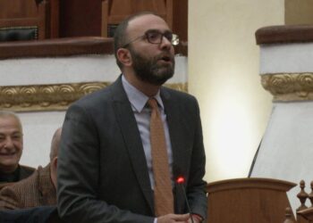 “Detyroni Ramën të vijë këtu!”, Bardhi kërkon kryeministrin në Kuvend. Spiropali e refuzon
