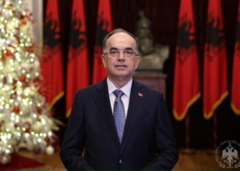 “Momenti i bashkimit në familje”, presidenti Begaj u uron shqiptarëve vitin e ri 2025