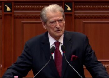 “Mosbindja civile do të vijë këtu”/ Berisha kërcënon nga foltorja e Parlamentit, Spiropali “ndëshkon” Asllan Dogjanin