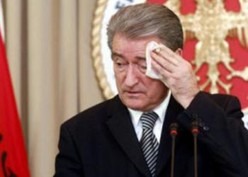 Pas reagimit të Veliajt, rrjeti zjen me komente negative kundër Sali Berishës: Plak i ndyrë, dogje Shqipërinë 30 vjet