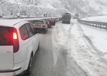 Dëbora në veri dhe juglindje të vendit, ARRSH thirrje drejtuesve te mjeteve: Qarkullimi kryhet pa probleme, por kujdes në zonat malore