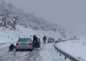 Reshje të dendura dëbore, disa automjete të bllokuara në aksin Kukës-Krumë
