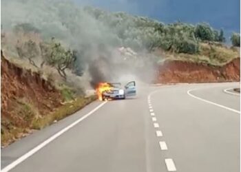 Merr flakë lëvizje e sipër, shkrumbohet automjeti në bypassin e Vlorës, shkak i zjarrit…