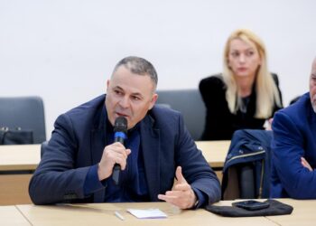 U mori i pandehur nga SPAK për fshehje pasurie, Dogjani “mbrohet” në mbledhjen e grupit të PD: Duan të bëjnë pis opozitën