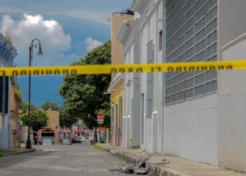 Vrau 10 persona në shkollë, dënohen me 17,5 vjet burg prindërit e të miturit në Serbi