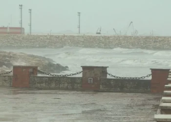 Moti i keq në Durrës e Vlorë, pezullohet lundrimi i mjeteve të vogla
