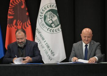 Ministri Mazniku firmos marrëveshje me UBT për ekspertizë për nevojat e qeverisë