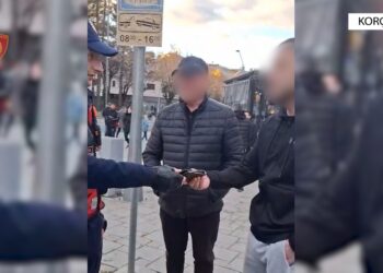 Një shumë parash dhe disa dokumente, policia i dorëzon qytetarit portofolin e humbur