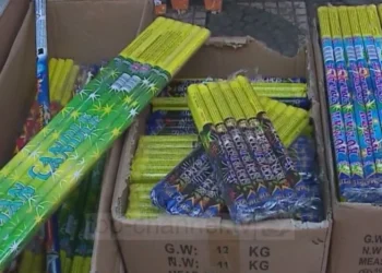 Policia operacion kundër mjeteve prioteknike, sekuestrohen 100 kuti me fishekzjarrë në Fier, procedohen 3 pronarë dyqanesh