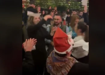 Kreu i partisë Ilir Meta në burg, anëtarët e Partisë së Lirisë “e djegin” në festën e fundvitit (VIDEO)