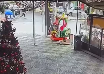 VIDEO/ Masakra në Athinë, momenti kur autorët ndjekin nga pas viktimat, qytetarët largohen të tmerruar