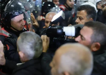 “I lumtë dora Flamur Nokës!”, Këlliçi justifikon grushtet e deputetit demokrat ndaj punonjësve të Policisë në protestën e 26 nëntorit