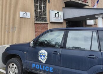 Kosova mbyll dy ndërmarrje publike serbe në veri, largohen nga zyrat punonjësit