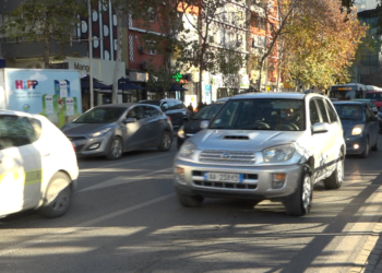 Meshkujt shqiptarë lëvizin me makina, transporti publik përdoret nga femrat dhe të moshuarit
