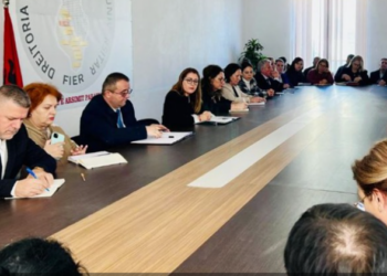 Plagosja e nxënësit, Manastirliu shkon në Fier: Pezullohen nga detyra drejtuesit e shkollës dhe oficeri i sigurisë