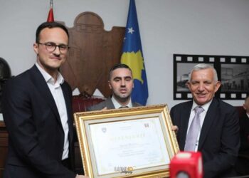 Ish-ambasadori Qemal Minxhozi shpallet “Qytetar Nderi” i Gjilanit!