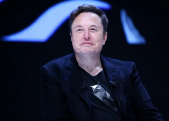 Elon Musk shpallet personi më i pasur në botë, i pari që arrin 400 miliardë dollarë