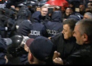 FOTOLAJM / Momenti kur Flamur Noka godet me grusht në fytyrë efektivin e Policisë