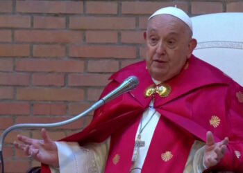 Për herë të parë në historinë e kishës katolike, Papa Françesku hap “Derën e Shenjtë” në një burg