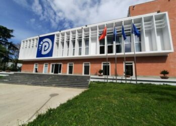 “Nuk kemi luksin të festojmë”/ 8 Dhjetori, të rinjtë e PD marshim-protestë në Tiranë, thirrja për qytetarët