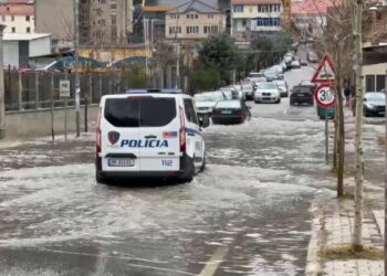 Reshjet bëjnë rrugët të pakalueshme në Bulqizë, problemet vazhdojnë edhe në Durrës