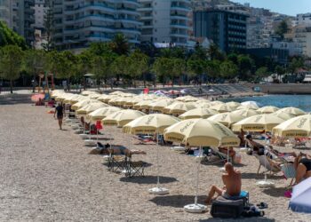 Ministria e Turizmit apel bizneseve: Aplikoni për shezllone në plazh, 20 dhjetori afati i fundit