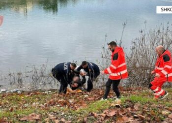 Tentoi t’i jepte fund jetës në ujërat e lumit Buna, dy efektivët shpëtojnë 75-vjeçarin