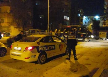 Shkodër/ Plagoset me armë zjarri 24 vjeçari, shpallet në kërkim autori