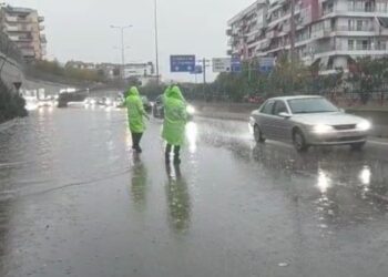 Reshje shiu dhe dëbore/ Policia apel drejtuesve të mjeteve: Respektoni rregullat e qarkullimit!