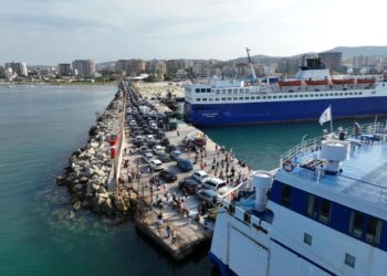 Dyndje emigrantësh në Portin e Vlorës, zbarkuan 1100 pasagjerë dhe 176 automjete