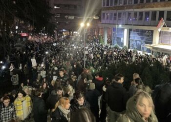 Rritet pakënaqësia ndaj Vuçiç, mijëra studentë mbushin rrugët e Beogradit
