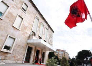 Qeveria merr vendimin, cakton 3 janarin ditë pushimi për administratën publike