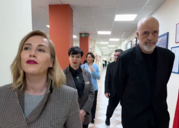 Kryeministri Rama vizitë në shkollën e Hoteleri-Turizmit në Tiranë: Rrini në Shqipëri, pagat në fushën e turizmit janë rritur